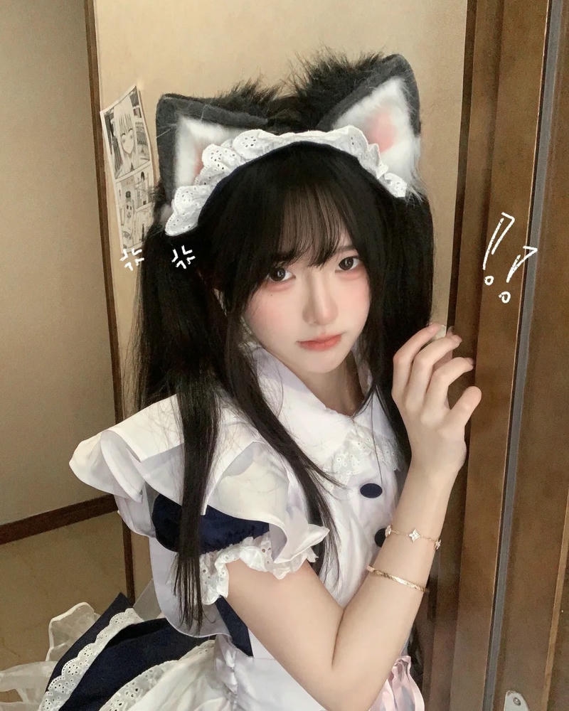 Cosplay hầu gái tai mèo đưa tay lên má làm duyên
