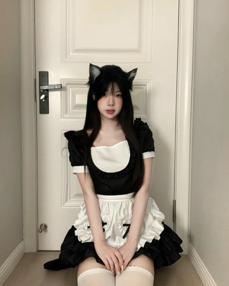 Cosplay hầu gái tai mèo quỳ gối trên sàn nhà đẹp