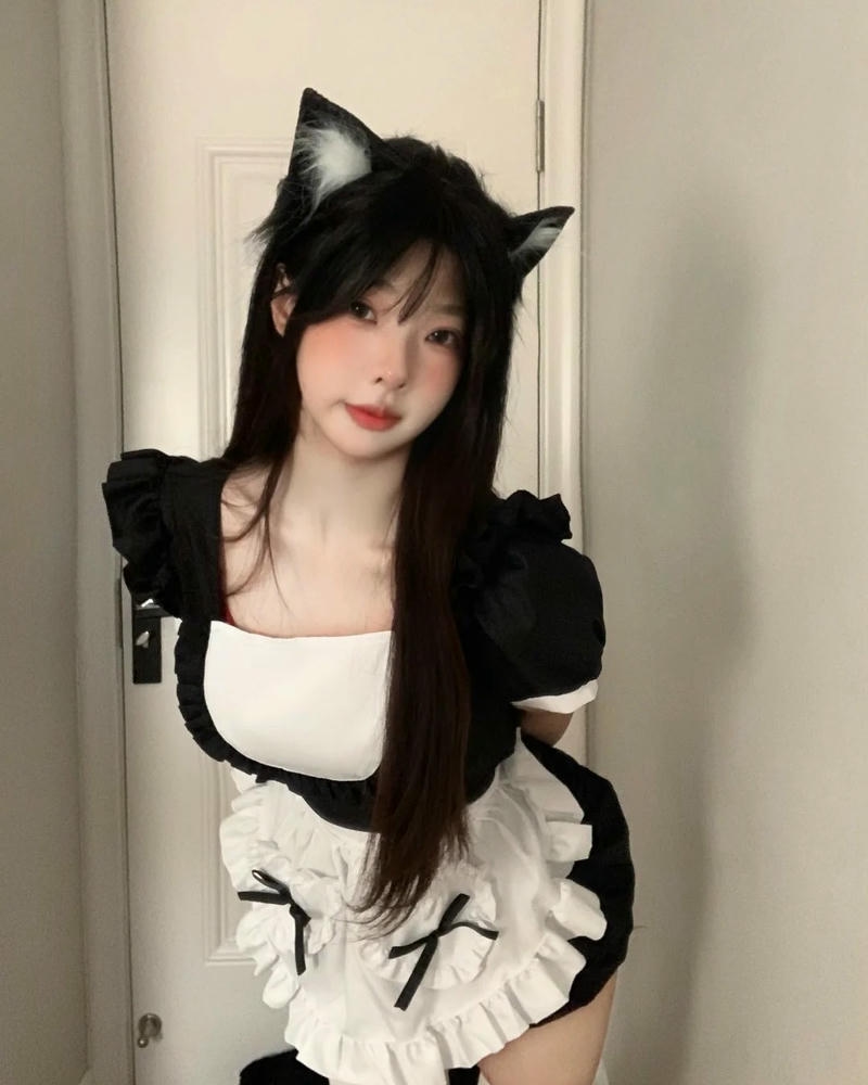 Cosplay hầu gái tai mèo tóc đen nhìn rất đáng yêu