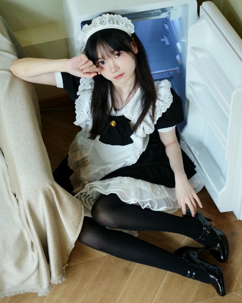 Cosplay hầu gái tóc đen ngồi trên sàn nhà dễ thương