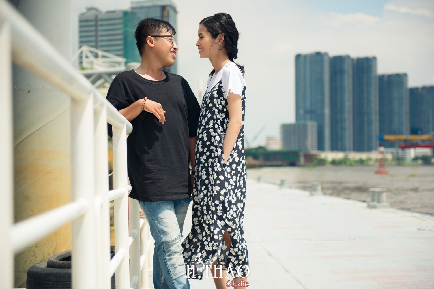 Anh couple dang yeu 17 - Bộ ảnh couple rất đáng yêu chụp tại bến tàu ở Tp.HCM - HThao Studio