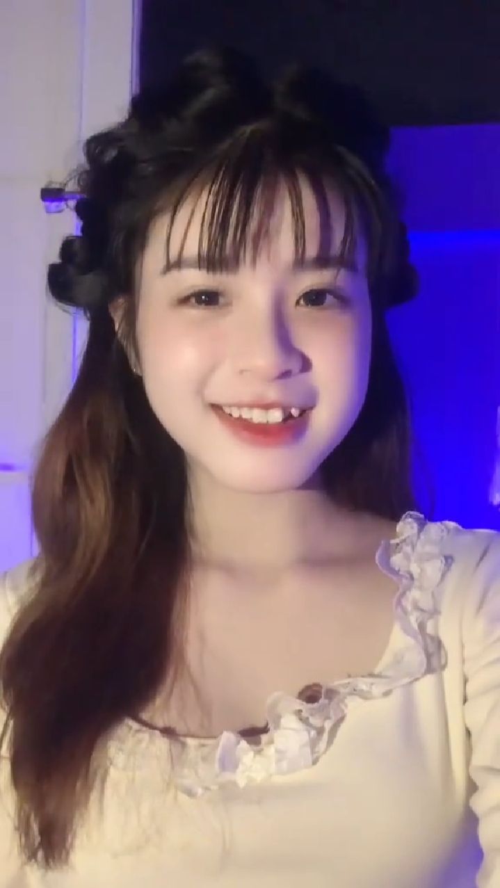 gái xinh 2k10 đang cười