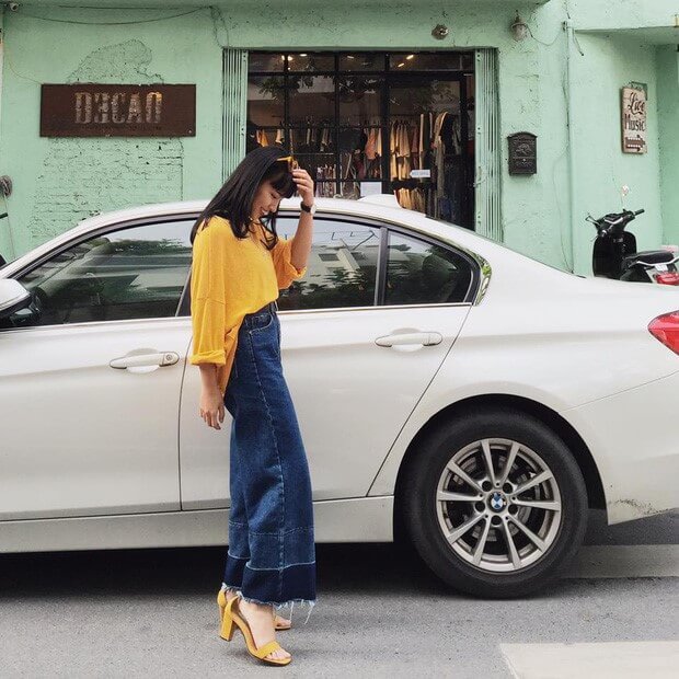 Ngồi bắt chéo giúp chân trông thon dài hơn