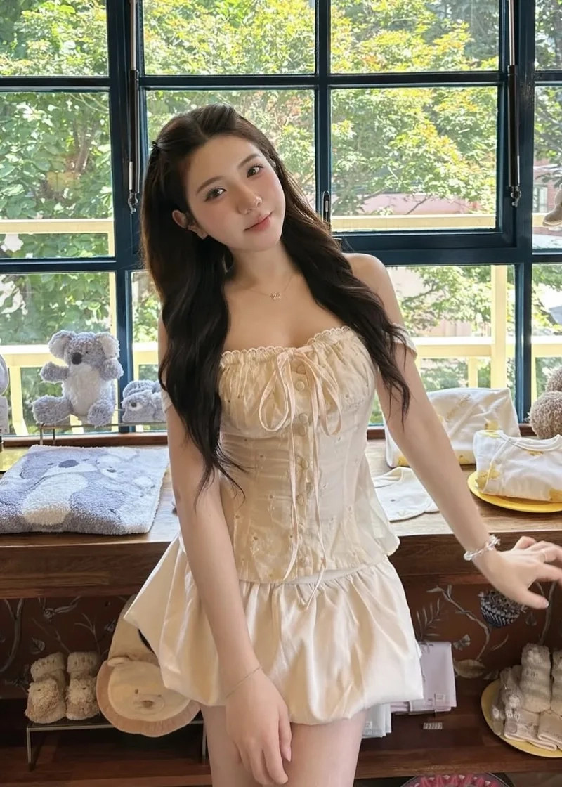 Vẻ đẹp trong sáng và dễ thương của một cô gái 2k9