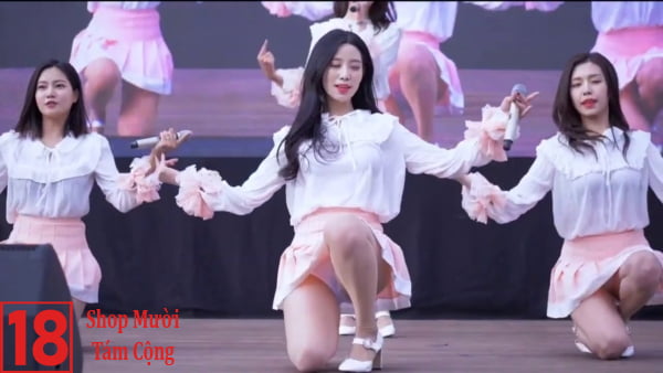 Ảnh Gái Xinh Mặc Váy Ngắn Nhảy Nhạc Remix (4)