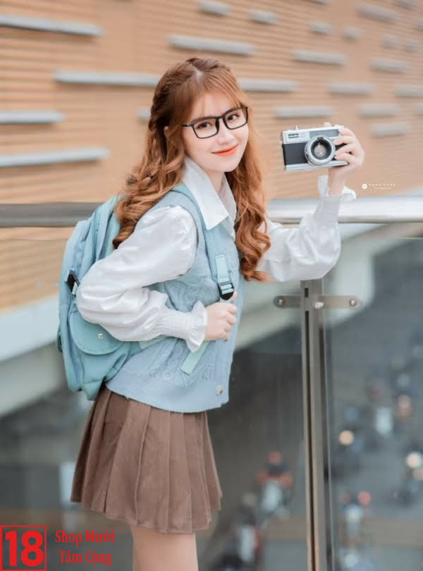 Gái Xinh Mặc Váy Xếp Ly Ngắn (1)