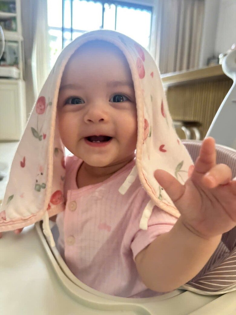 Julia hóm hỉnh, hay cười.