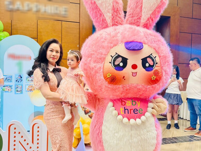 Mẹ Nhật Kim Anh thích thú bế bé đi khắp các sự kiện.