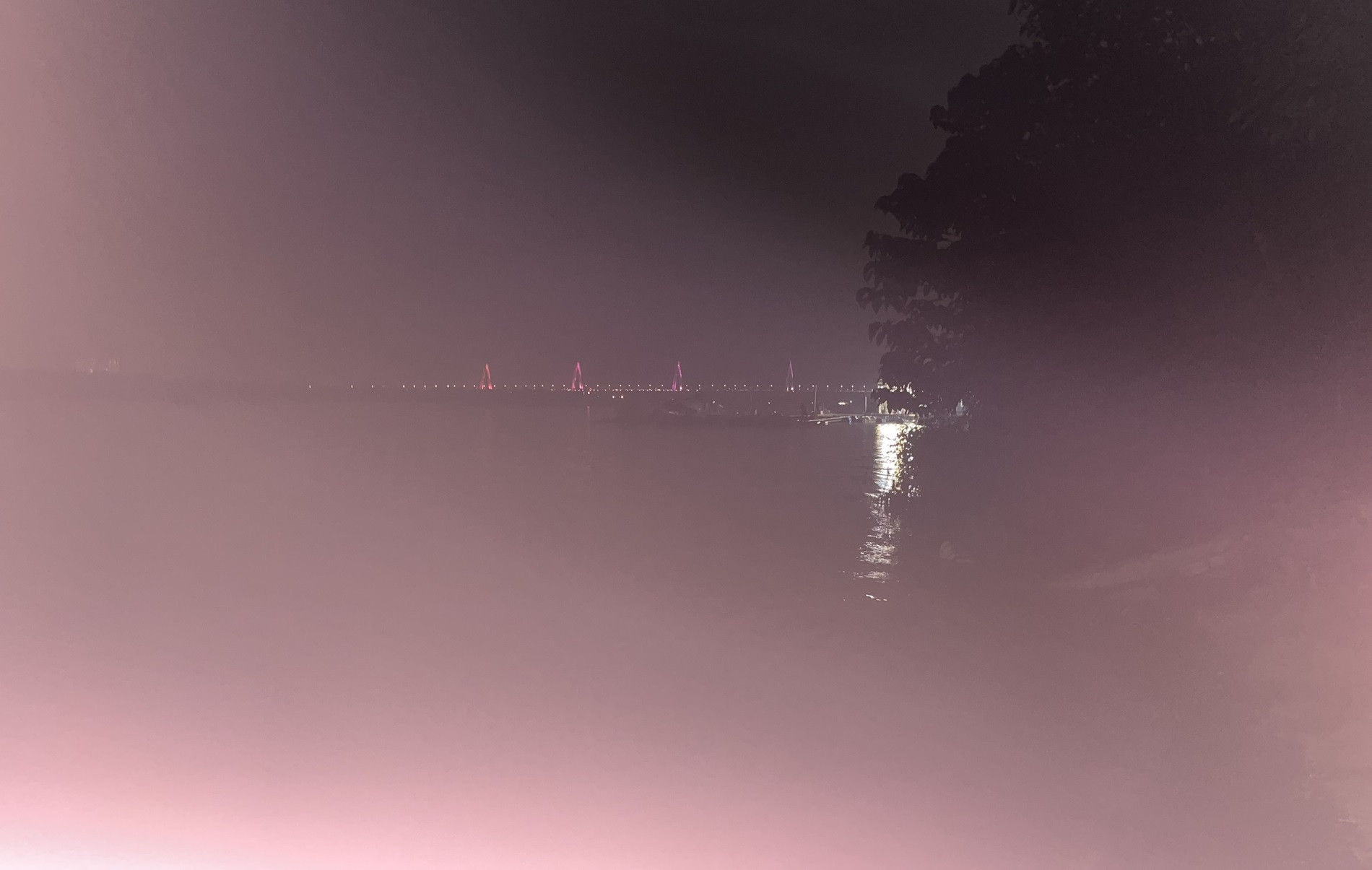 Toàn cảnh sông Hồng đoạn chảy qua trung tâm Hà Nội.webp