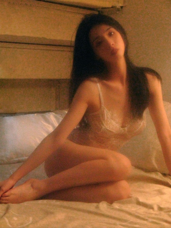 Khoe vai thon trong bộ đồ ngủ gợi cảm