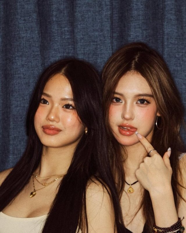 Em gái khoe ảnh chụp trong nhà vệ sinh, hình ảnh nhạy cảm của chị gái hot girl phía sau khiến nhiều người "đỏ mặt"