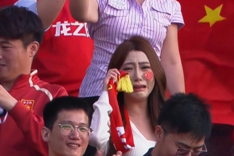 Nữ CĐV xinh đẹp Trung Quốc khóc nức nở gây sốt trước trận gặp U23 Việt Nam