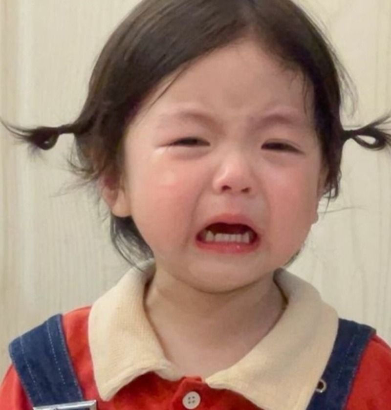 Hình ảnh meme em bé khóc