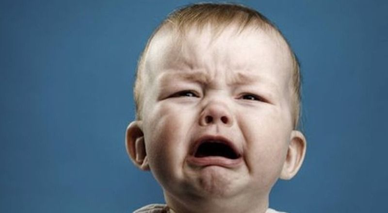 Hình ảnh meme em bé khóc