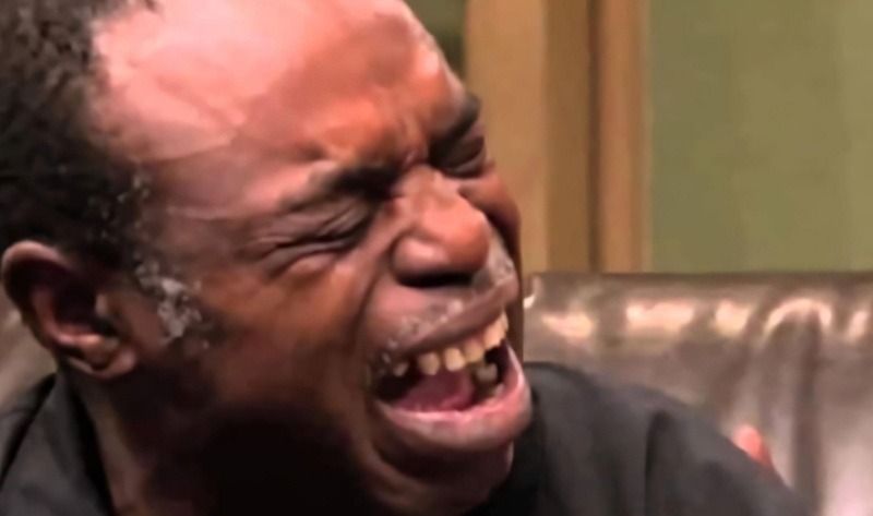 Hình ảnh meme khóc với nhân vật Anh Da Đen