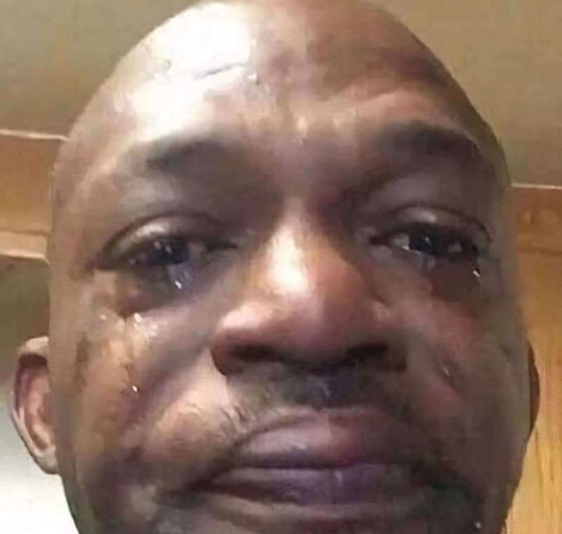 Hình ảnh meme khóc với nhân vật Anh Da Đen