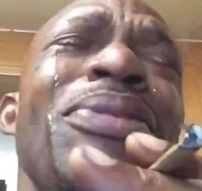 Hình ảnh meme khóc với nhân vật Anh Da Đen