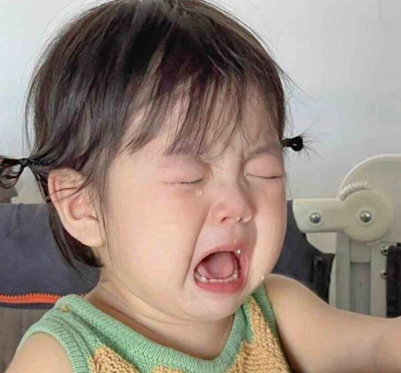 Hình ảnh meme em bé khóc