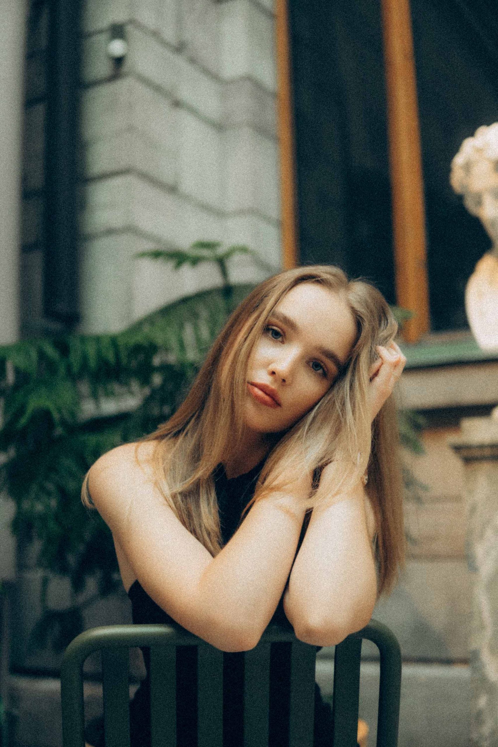 cô gái suy tư trong bài trắc nghiệm