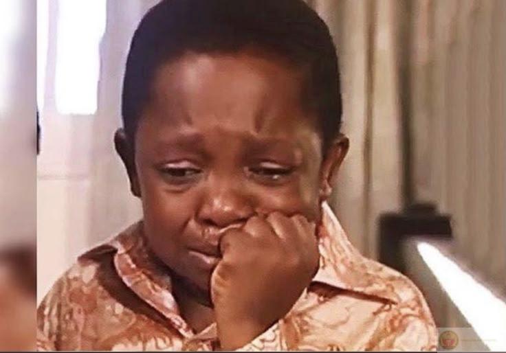 Một nụ cười giả vờ, giấu hàng trăm giọt lệ