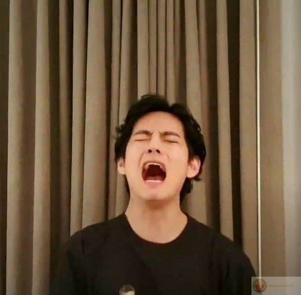 Tôi từng giấu nước mắt sau những nụ cười giả