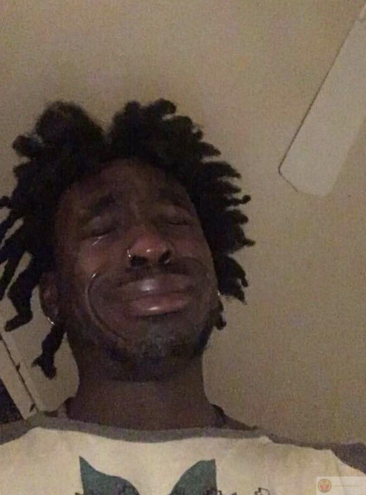 Đôi mắt sưng lên chẳng phải vì mất ngủ