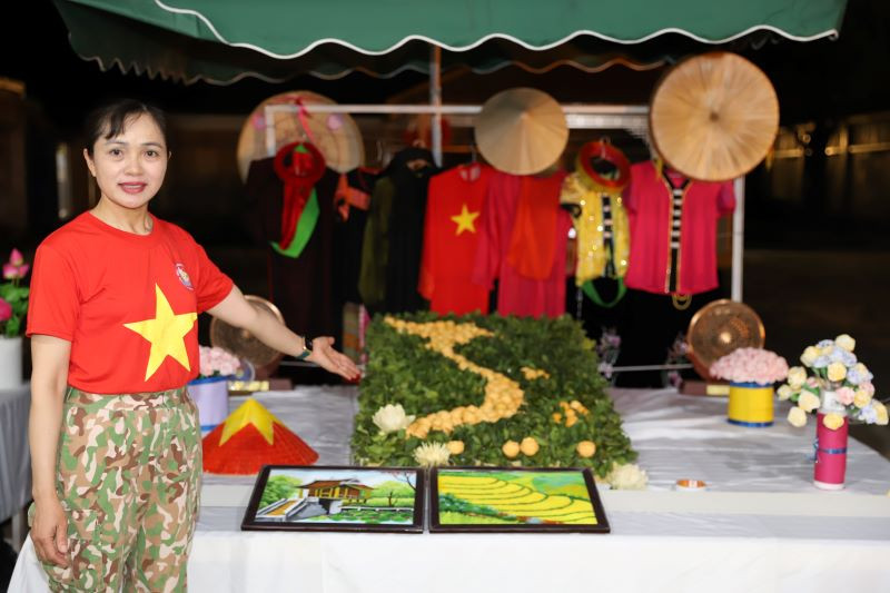 Thiếu tá Quân nhân chuyên nghiệp Cù Anh Đào luôn tiên phong trong các phong trào của Chi hội Phụ nữ Đội Công binh số 3, giúp đỡ phụ nữ, trẻ em trong công tác dân vận của đơn vị tại khu vực Abyei. (Ảnh: Cục Gìn giữ hòa bình Việt Nam cung cấp)