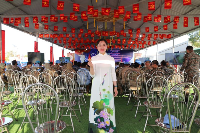 Nữ nhân viên “mũ nồi xanh” lan tỏa hình ảnh đẹp của phụ nữ Việt Nam với bạn bè quốc tế