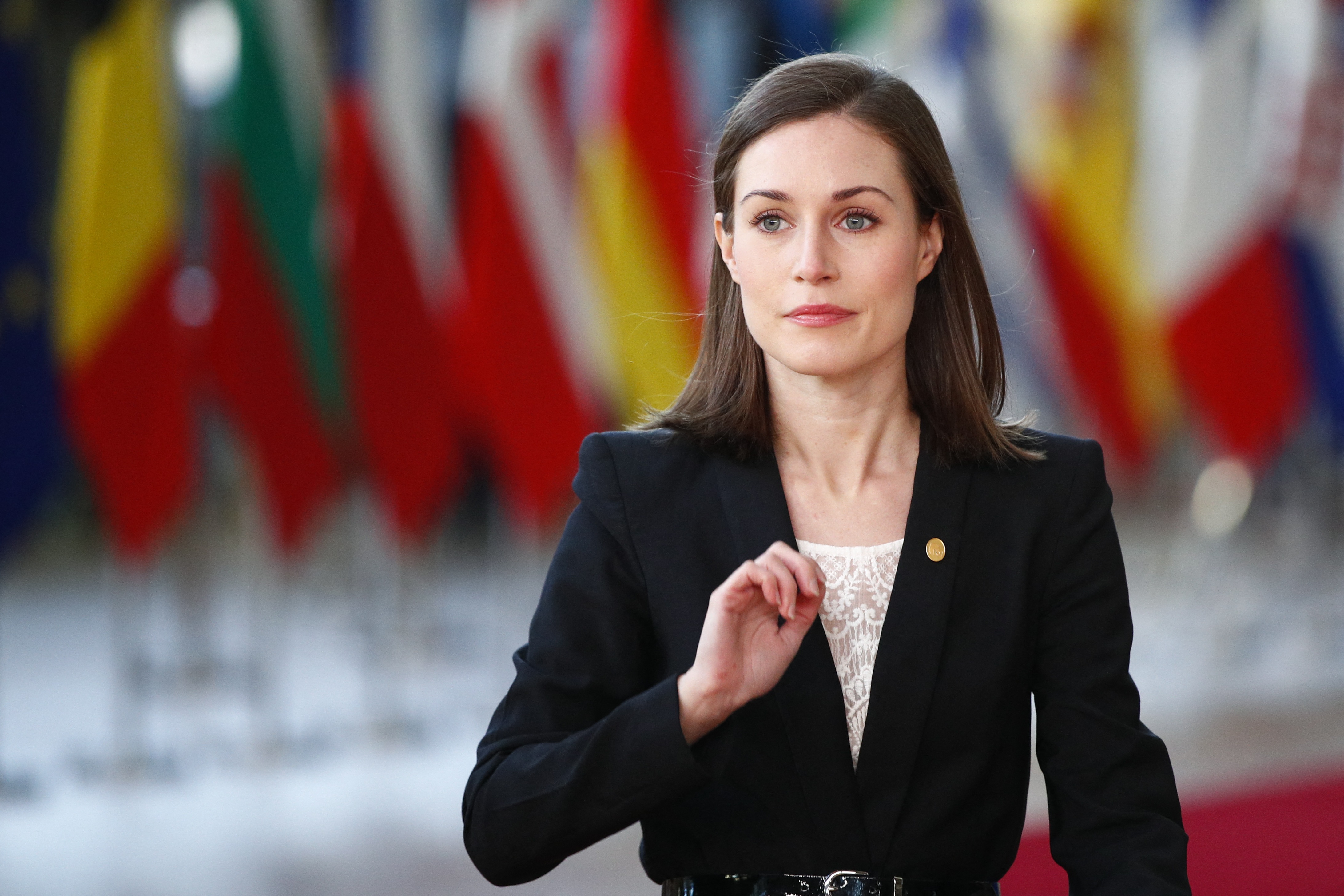 Thủ tướng Phần Lan xin lỗi vì ảnh phụ nữ ngực trần tại dinh thự - 1