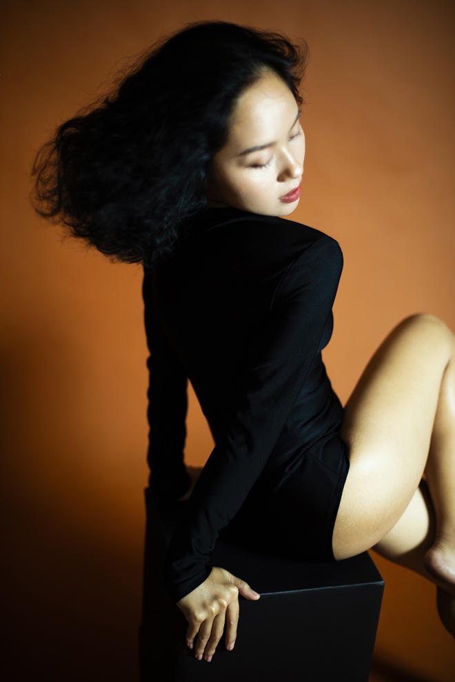 Hoàng Quyên táo bạo trong teaser MV 3D đẹp choáng ngợp - 8