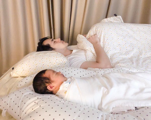 Ba con Ông Cao Thắng ngủ thôi cũng đẹp.