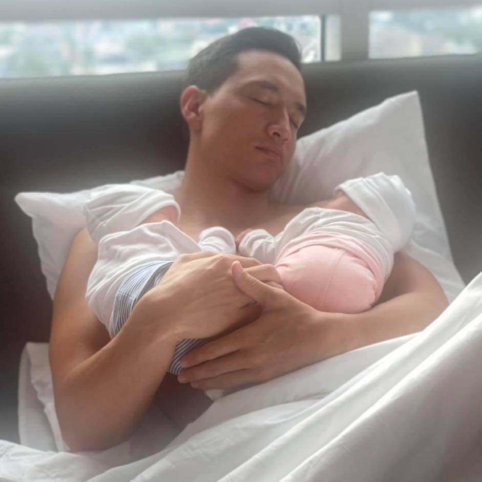 Vòng tay ba Kim Lý to lớn đủ để ôm chặt hai con.