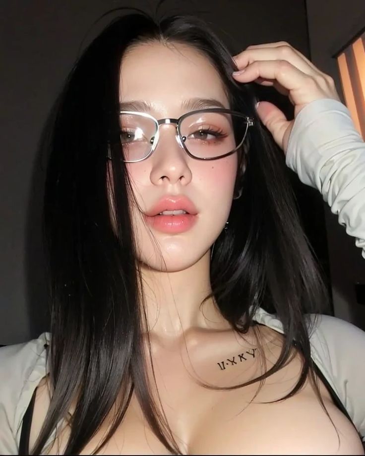 Bikini đen quyến rũ giúp ảnh gái sexy thêm phần huyền bí hấp dẫn