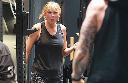 Taylor Swift tang can anh 2