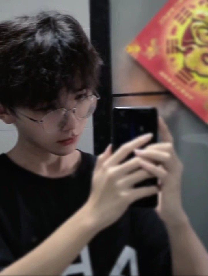 Ảnh trai 2k8 chụp trước gương