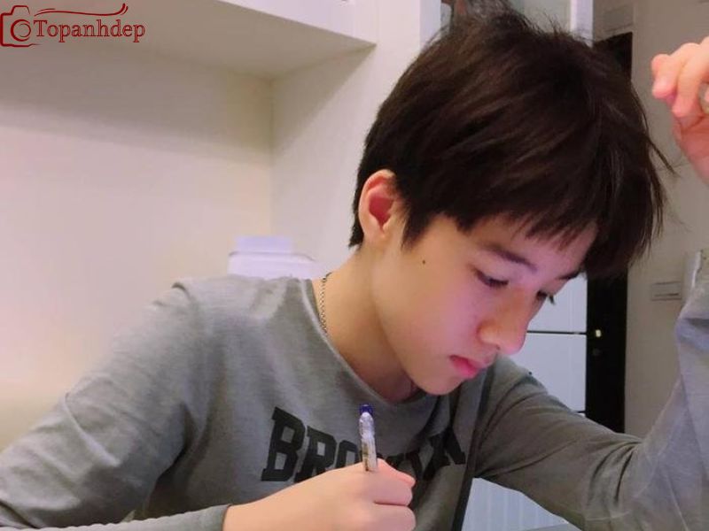 Nét hồn nhiên của trai đẹp 13 tuổi trong đồng phục