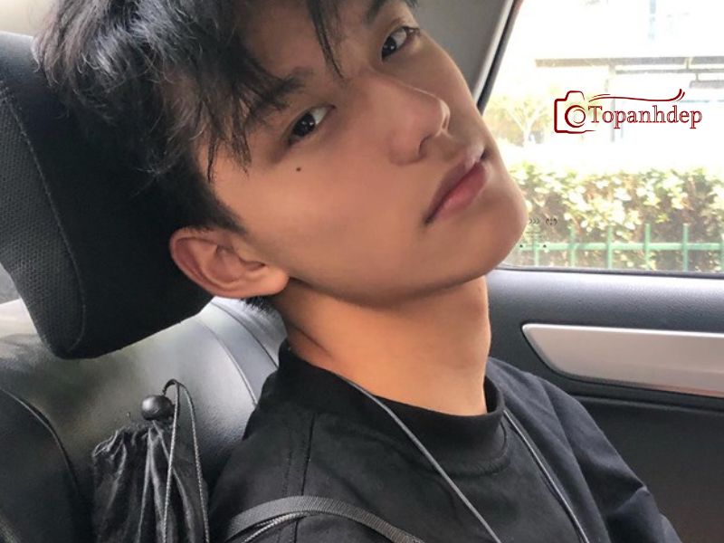 Chàng trai tuổi 13 với vẻ đẹp học đường đặc biệt