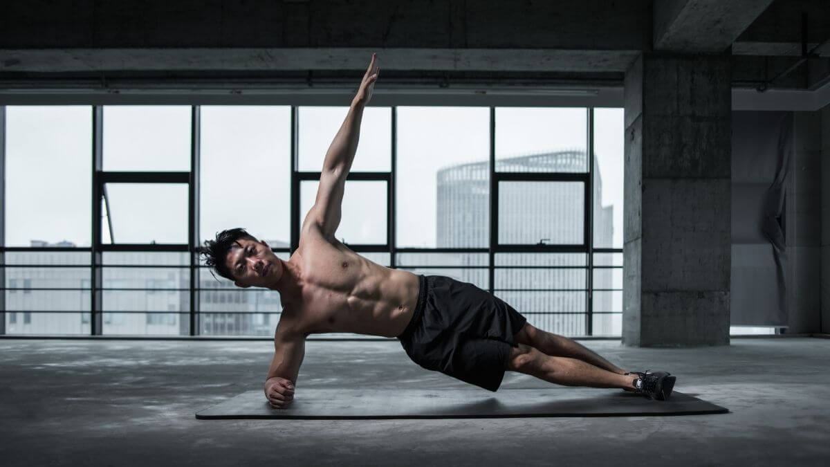 Gymer nam cơ bụng săn chắc