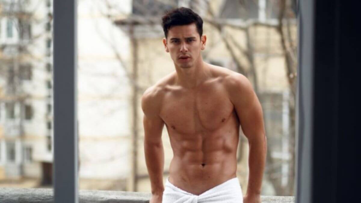 Body 6 múi nam dưới ánh đèn gym