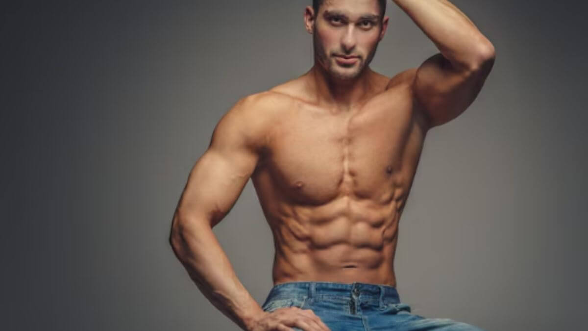 Trai phòng gym cơ bụng săn chắc