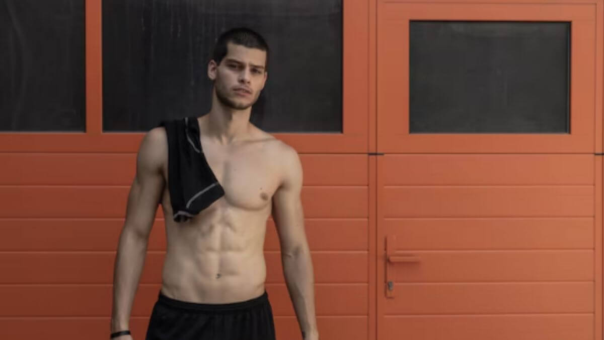 Nam gymer khoe cơ bụng 6 múi