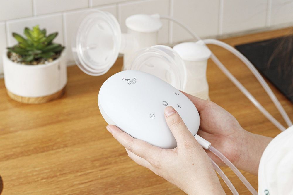 Sử dụng máy hút sữa điện đôi sẽ giúp mẹ tiết kiệm thời gian và thông sữa.