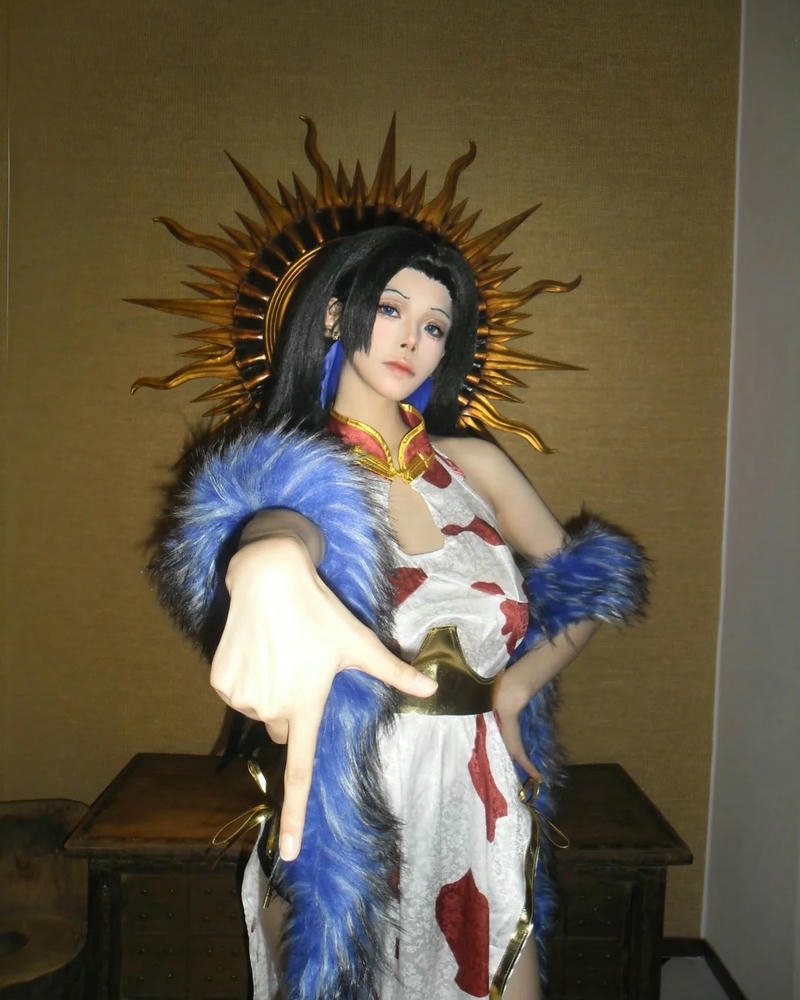 Cosplay nữ hoàng hải tặc khoác áo lông vũ màu xanh trắng