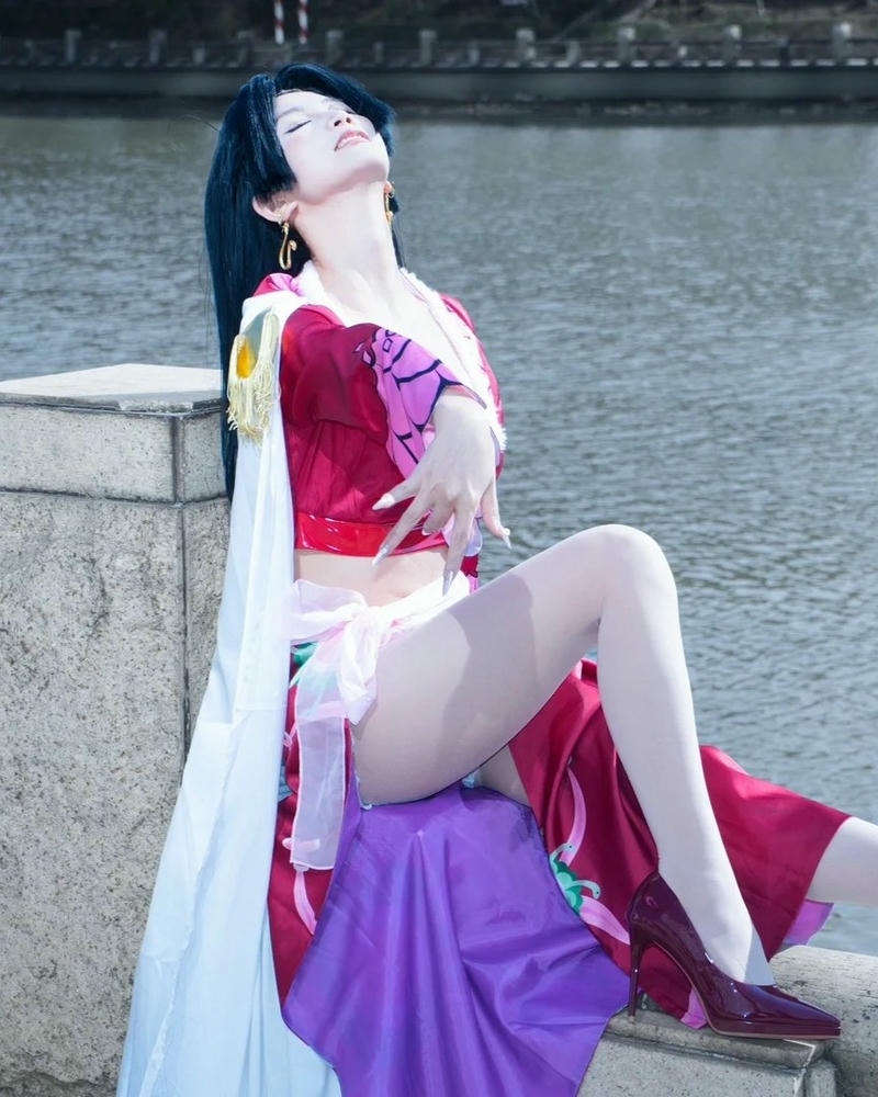 boa hancock cosplay ngồi vắt chân trên thành tường đá lạnh lùng