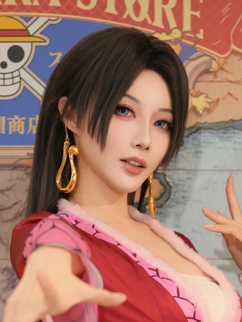 boa hancock cosplay góc nghiêng thần thánh với mái tóc đen dài