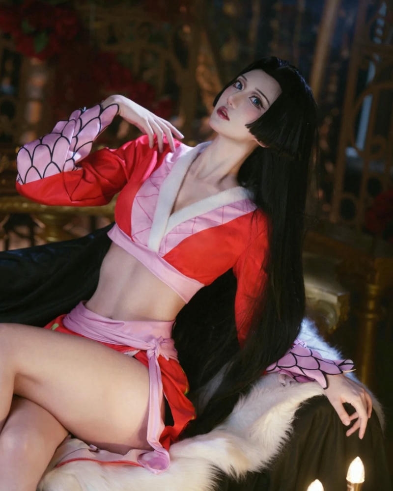 Cosplay nữ hoàng hải tặc ngồi trên bậc thang trải thảm đỏ