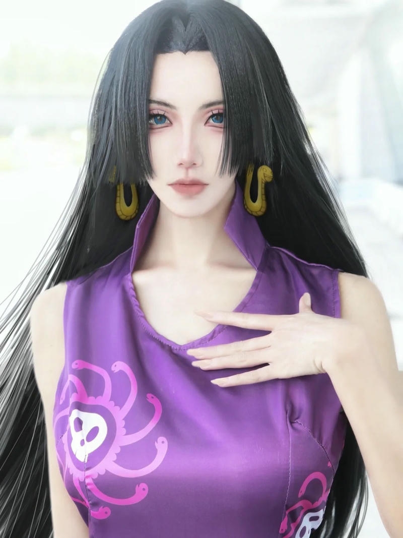 boa hancock cosplay mặc váy tím họa tiết cửu xà xinh đẹp