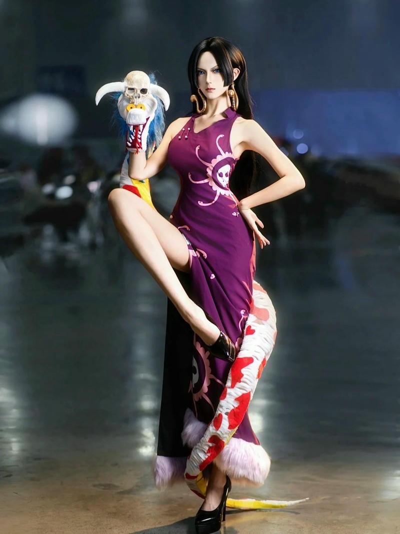 boa hancock cosplay mặc sườn xám tím đứng tạo dáng gợi cảm