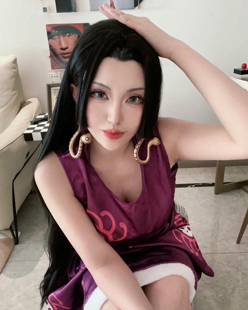 boa hancock cosplay đưa tay vuốt tóc nhìn thẳng vào ống kính