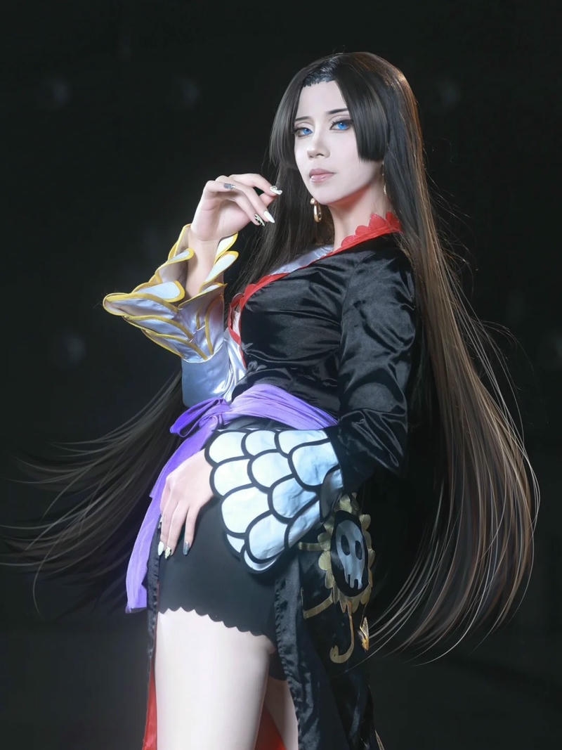 Cosplay nữ hoàng hải tặc cùng rắn thần salome trên nền đen
